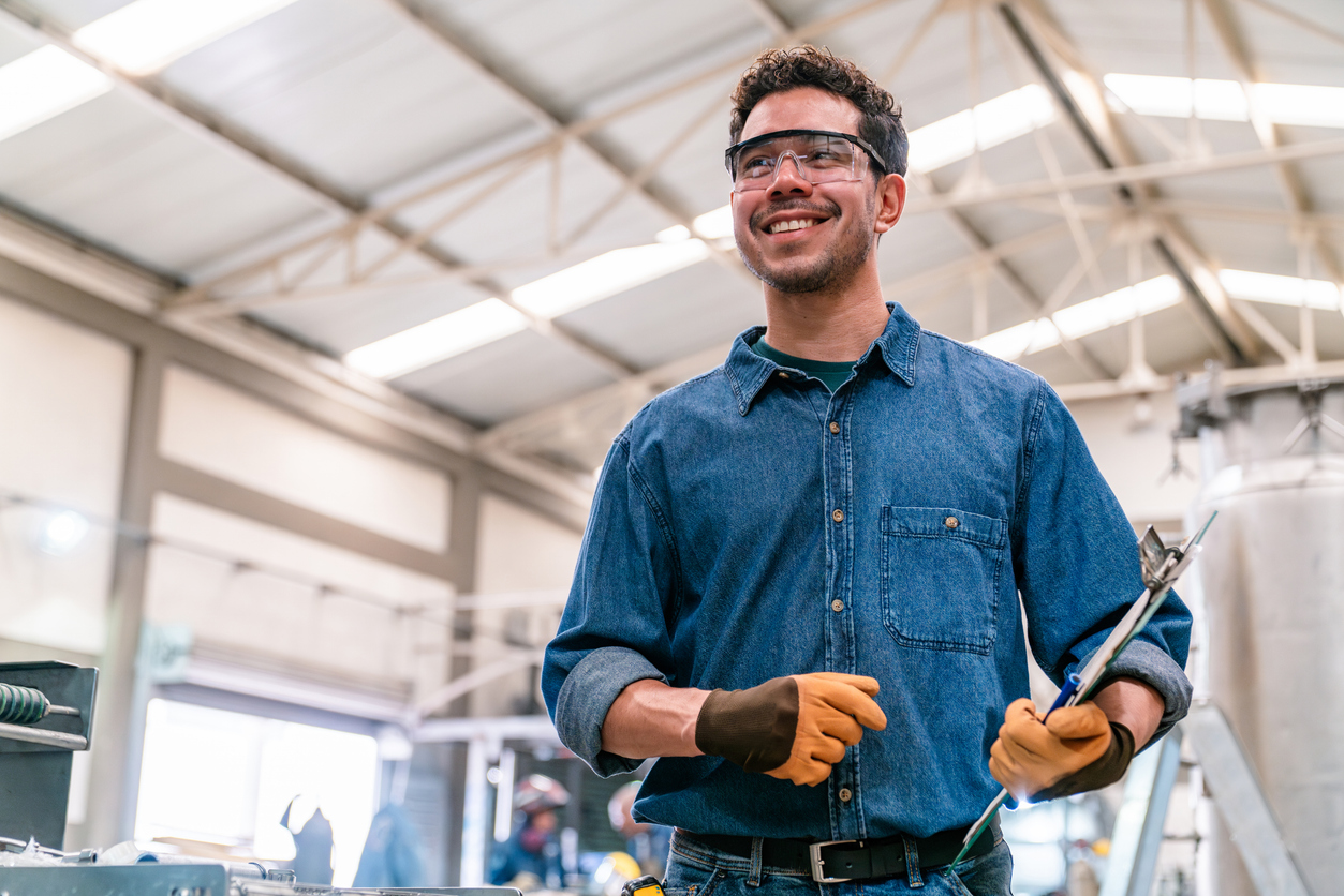 Deux professionnels consultant des données de production sur une tablette dans une usine